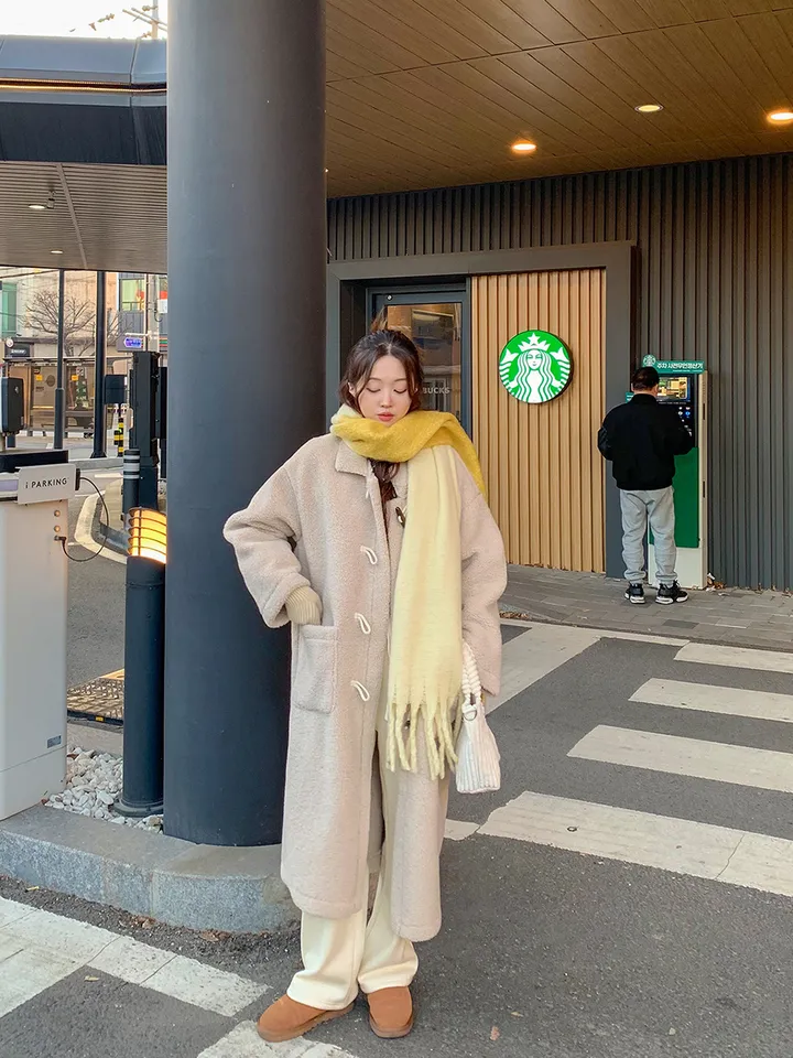 [완전강츄!!🧸한겨울까지쭉] 양털 뽀글이 롱 떡볶이 코트 더플 카라 오버핏 후리스 스웨이드 안감 부클 털 자켓 겨울 아우터 데일리 꾸안꾸 2COL 상세 이미지 8