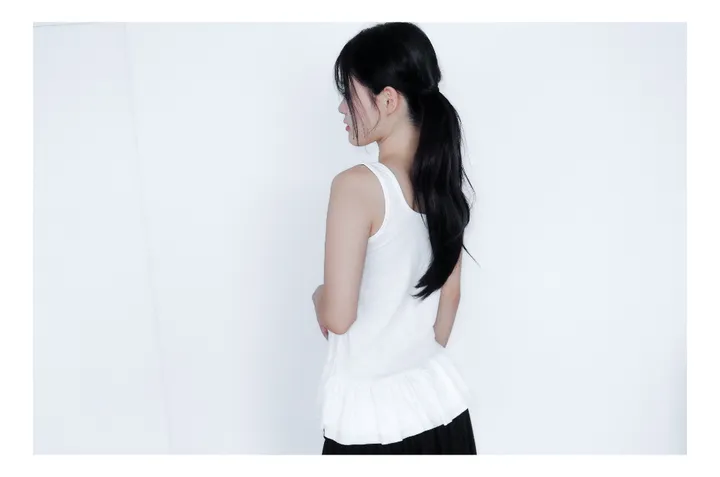민소매 모델 착용 이미지-S1L6