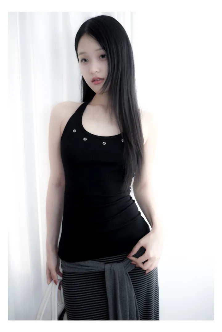 민소매 모델 착용 이미지-S1L7