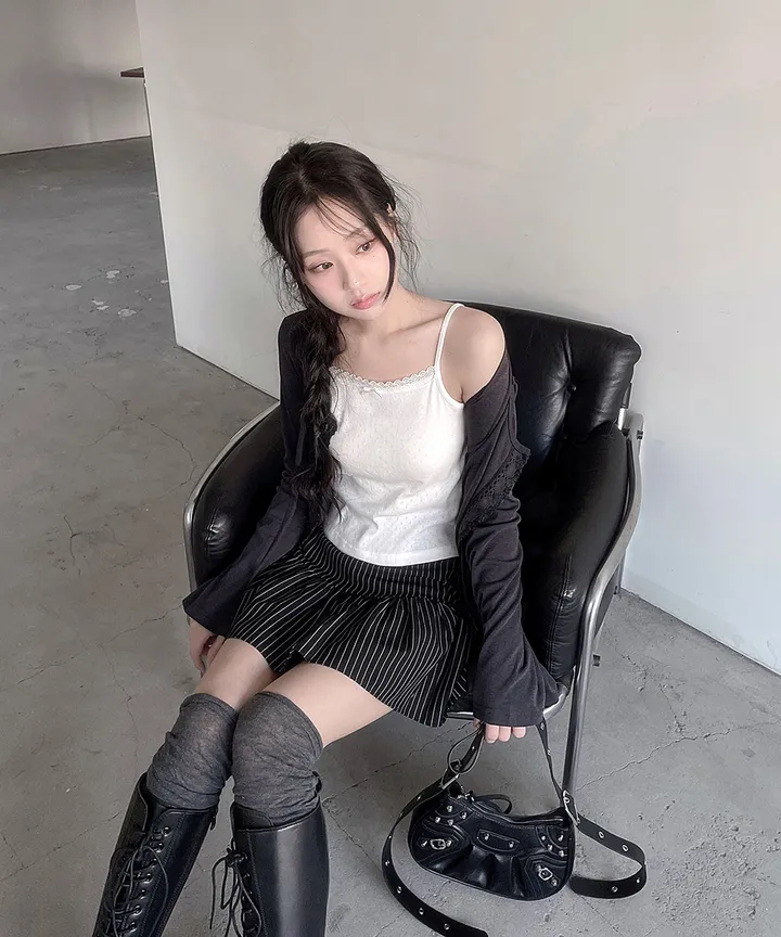 [발레코어💗몸매보정✨] 헤나 레이어드 슬림핏 크롭 유넥 트임 리본 스트랩 원버튼 레이스 가디건 겨울 봄 / 가디건 니트가디건 긴팔티셔츠 레이어드 슬림핏 기본티 이너티 뮤잉 상세 이미지 30