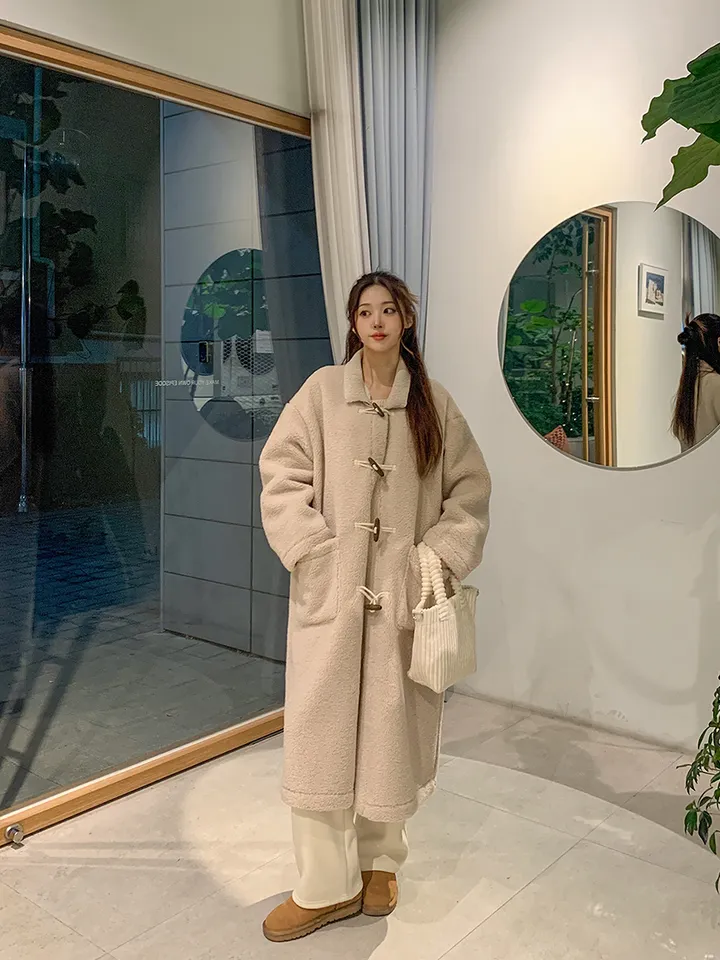 [완전강츄!!🧸한겨울까지쭉] 양털 뽀글이 롱 떡볶이 코트 더플 카라 오버핏 후리스 스웨이드 안감 부클 털 자켓 겨울 아우터 데일리 꾸안꾸 2COL 상세 이미지 15