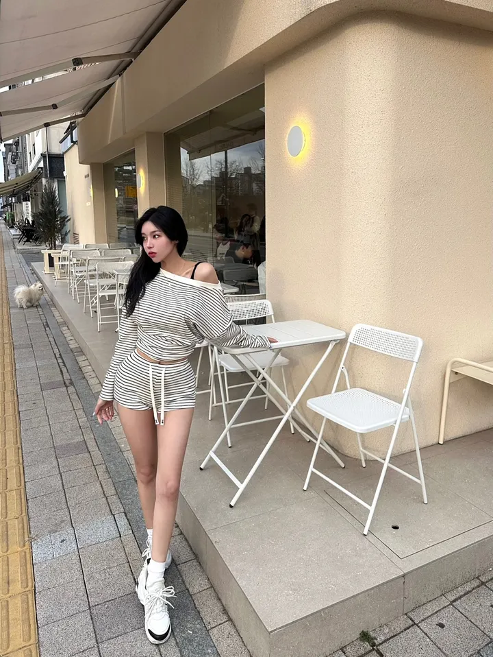 꾸안꾸룩💗스트라이프 단가라 원숄더 입술넥 맨투맨 티셔츠+로우 밴딩 숏팬츠 트레이닝 투피스세트 상세 이미지 5