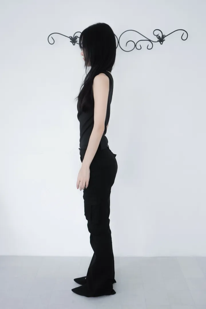 민소매 모델 착용 이미지-S1L10