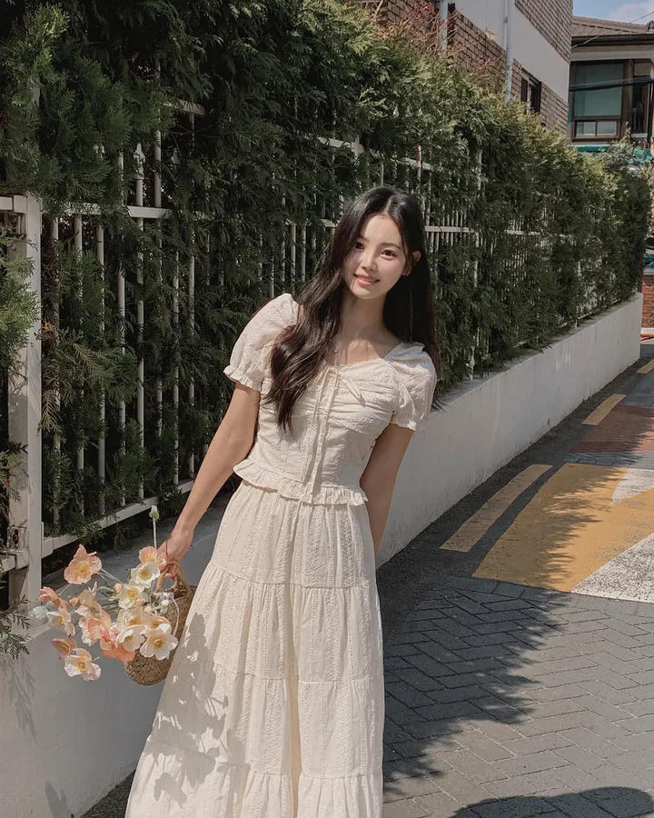 [휴양룩☘️/블라우스+스커트SET🤍] 노키 레이스 펀칭 플라워자수 리본 셔링 스모크 퍼프소매 밴딩 티어드 블라우스+롱스커트 투피스 SET 상세 이미지 40