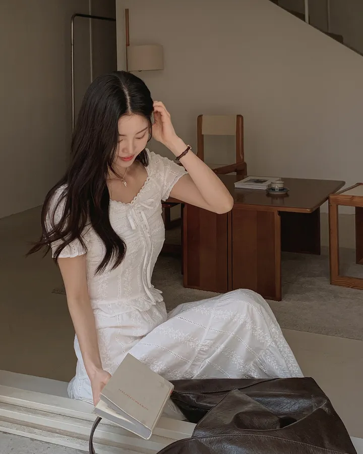 [휴양룩☘️/블라우스+스커트SET🤍] 노키 레이스 펀칭 플라워자수 리본 셔링 스모크 퍼프소매 밴딩 티어드 블라우스+롱스커트 투피스 SET 상세 이미지 19