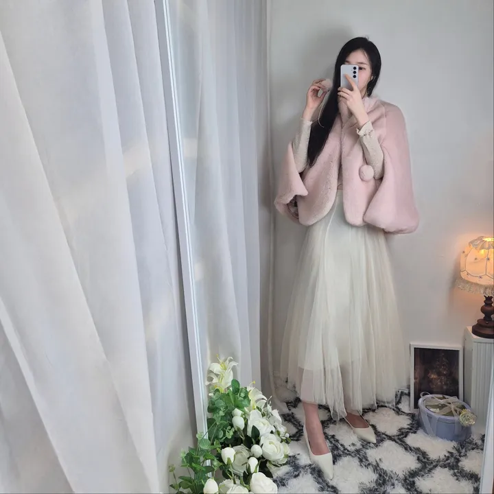 [고퀄💎 신상* 문의폭주!] 청순러블리 딸기우유빛 밍크 방울퍼 숏 케이프코트 / 겨울아우터 / 밍크퍼자켓 / 퍼케이프코트 / 데이트룩 / 연말룩 상세 이미지 12