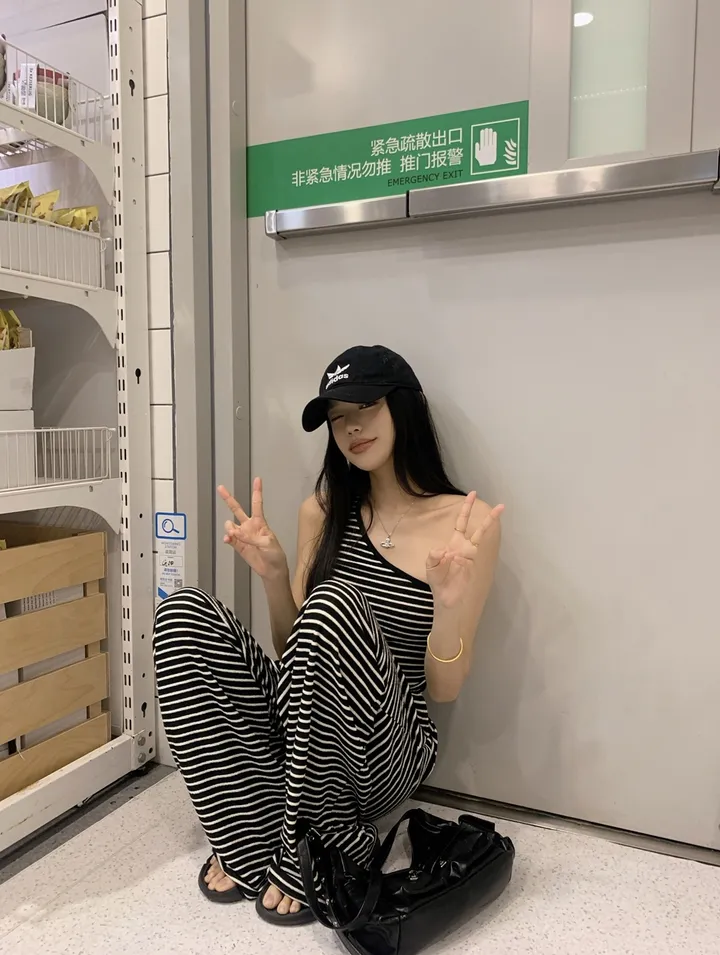 [봄신상💗/휘뚜루템]카르마 원숄더 스트라이프 민소매 나시 + 배색 팬츠 2pc 코디세트 상세 이미지 11