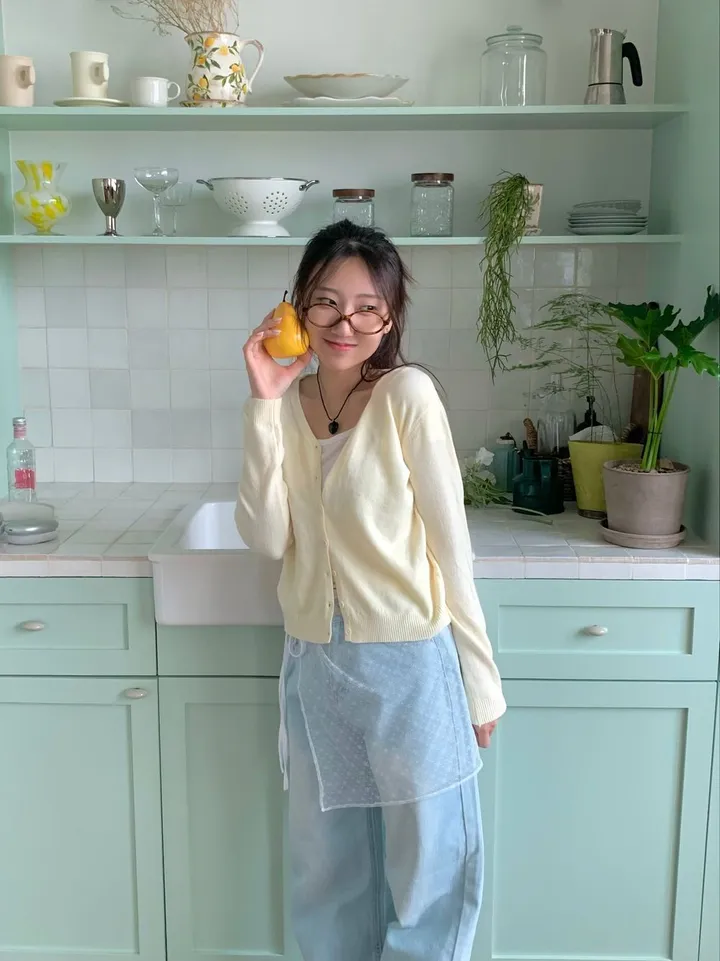 당일발송🔥메르디 브이넥 긴팔 니트 가디건 노랑 레드 화이트 블랙 봄 여름 가을  루즈핏 상세 이미지 10