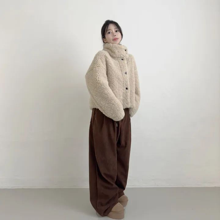당일출고🚀 [고퀄🤎/무스탕안감!] 귀여움주의, 하이넥 뽀글이 무스탕 누빔 크롭 투웨이 자켓 단추 후리스 기모 양털 패딩 겨울 루즈핏 아방핏 아우터 (3color) 상세 이미지 12