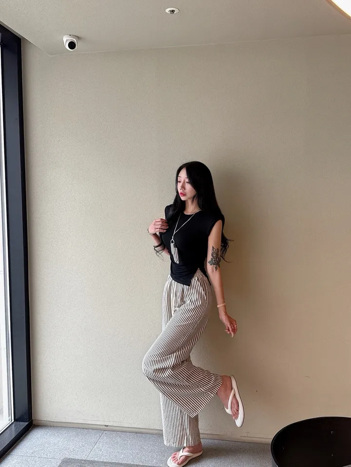 [쓰리피스/여름신상/목걸이미니백SET] 잘록 셔링 몸매보정 캡소매 나시 + 하이 스트라이프 롱 와이드팬츠 시어커서 트레이닝 세트 (3COLOR) 상세 이미지 18