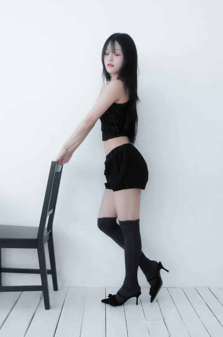 민소매 모델 착용 이미지-S1L15
