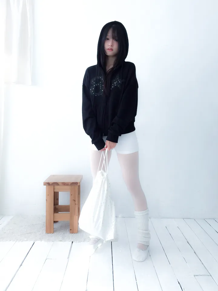 가방 모델 착용 이미지-S1L14