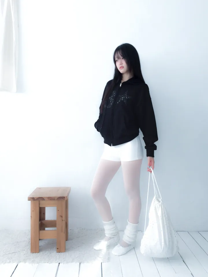 가방 모델 착용 이미지-S1L12