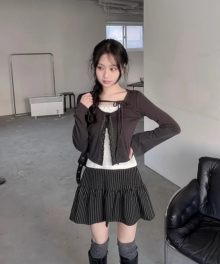 [발레코어💗몸매보정✨] 헤나 레이어드 슬림핏 크롭 유넥 트임 리본 스트랩 원버튼 레이스 가디건 겨울 봄 / 가디건 니트가디건 긴팔티셔츠 레이어드 슬림핏 기본티 이너티 뮤잉 상세 이미지 24