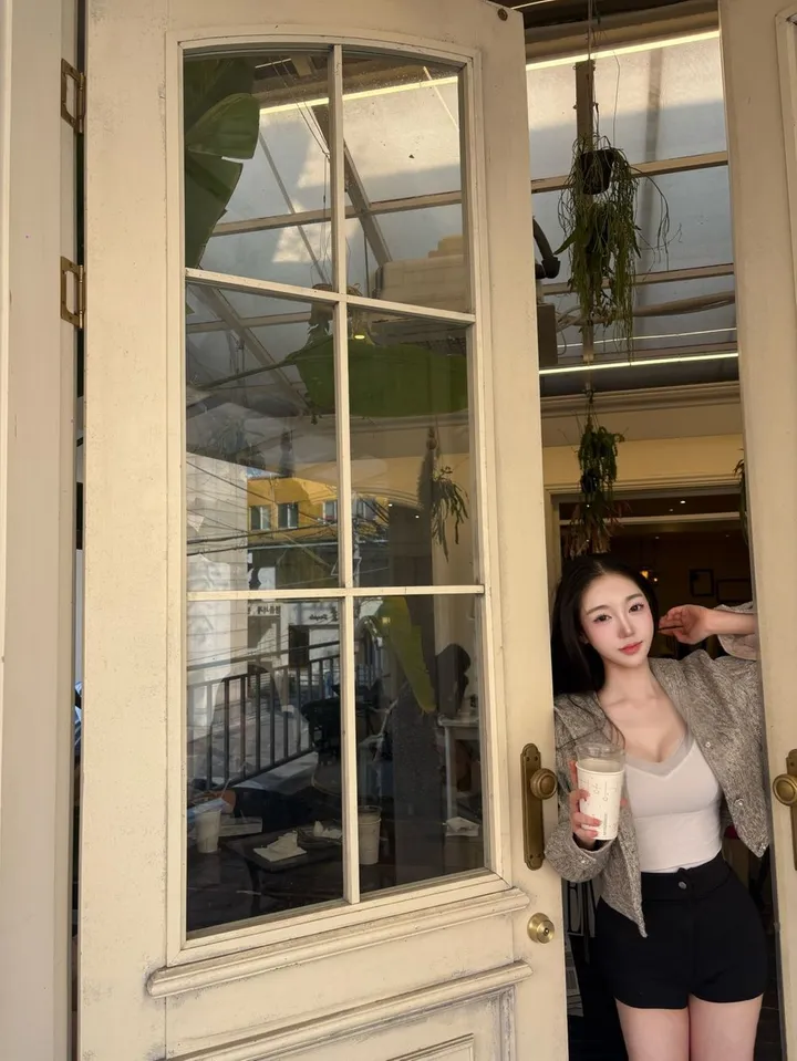 [영상핏🍀핏보장✨무보정🖤] 진주펄 트위드 크롭 후드자켓 하객룩 데일리룩 럭셔리 필수템 데이트룩 상세 이미지 25