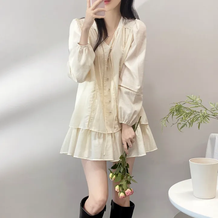 *최저가*[세트가격/분위기여신💗] 쏘내추럴 청순 콩단추 브이넥 펀칭 끈 블라우스 밴딩 A라인 캉캉 미니 스커트 투피스 / 간절기 봄 데이트 셋업 상세 이미지 18