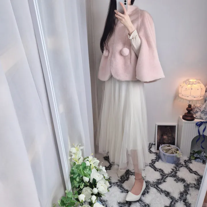 [고퀄💎 신상* 문의폭주!] 청순러블리 딸기우유빛 밍크 방울퍼 숏 케이프코트 / 겨울아우터 / 밍크퍼자켓 / 퍼케이프코트 / 데이트룩 / 연말룩 상세 이미지 14