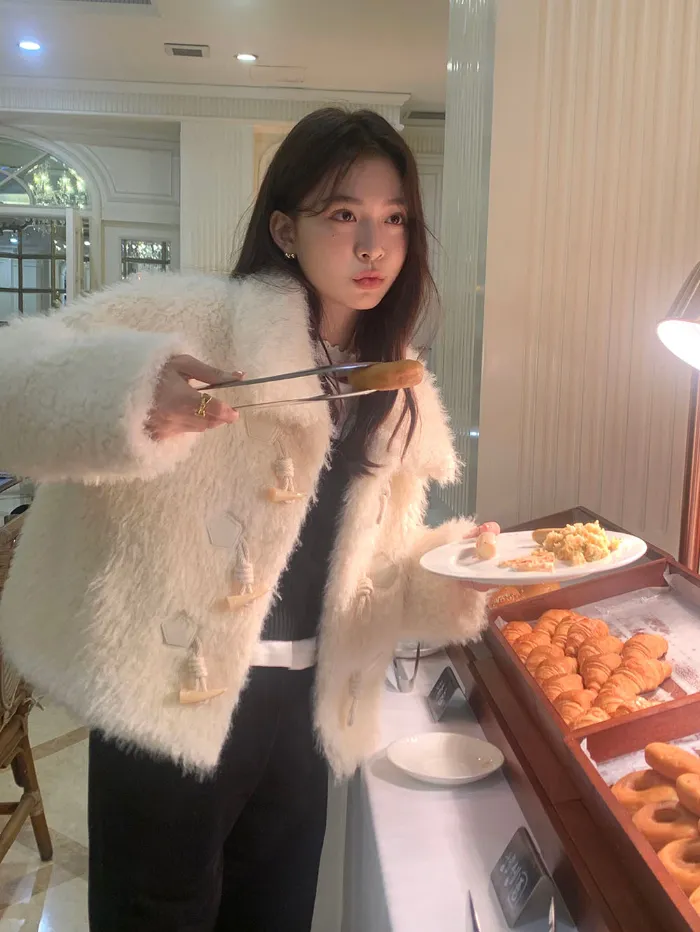 🩷당일출고🩷디로비❤️카라 떡볶이 단추 페이크 퍼 자켓 1color 상세 이미지 40