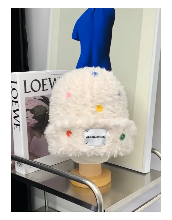 [당일발송/7차 리오더]알록달록 단추 포인트 플러피 앙고라 털모자 겨울 비니 2color 상세 이미지 22