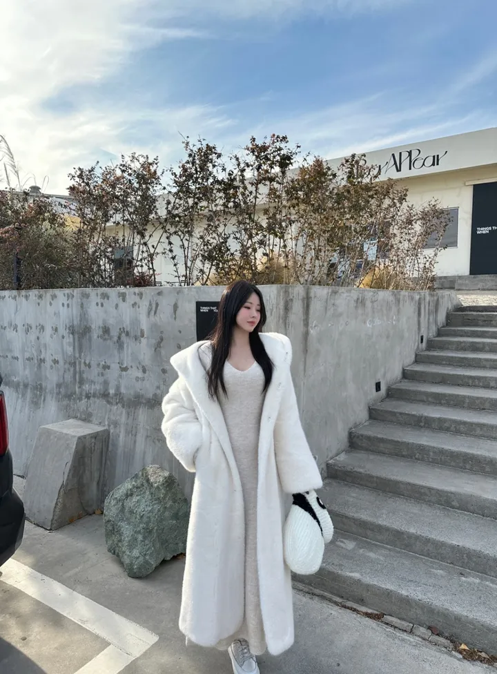 무스탕안감 / 스트링 후드 페이크퍼 밍크 퍼 롱 코트 2color 상세 이미지 8