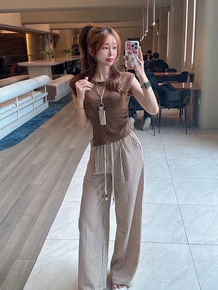[쓰리피스/여름신상/목걸이미니백SET] 잘록 셔링 몸매보정 캡소매 나시 + 하이 스트라이프 롱 와이드팬츠 시어커서 트레이닝 세트 (3COLOR) 상세 이미지 15