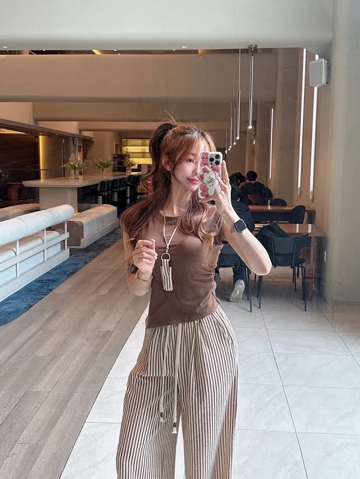 [쓰리피스/여름신상/목걸이미니백SET] 잘록 셔링 몸매보정 캡소매 나시 + 하이 스트라이프 롱 와이드팬츠 시어커서 트레이닝 세트 (3COLOR) 상세 이미지 10