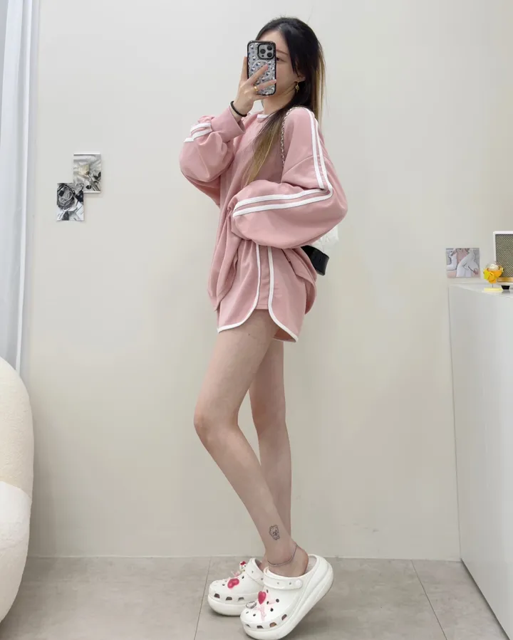 [여름까지쭉/루즈핏]캔디 두줄 라인 입술넥 배색 오버핏 긴팔 티셔츠+밴딩 하이웨스트 돌핀 숏팬츠 투피스 트레이닝 세트 4color 상세 이미지 29