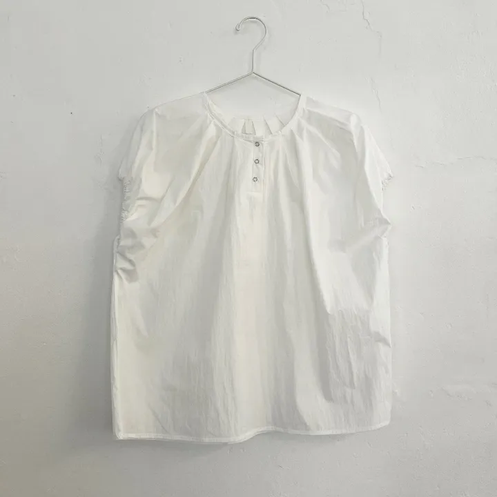 민소매 화이트 색상 이미지-S1L28