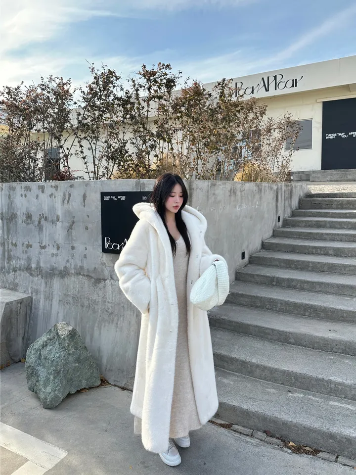 무스탕안감 / 스트링 후드 페이크퍼 밍크 퍼 롱 코트 2color 상세 이미지 3