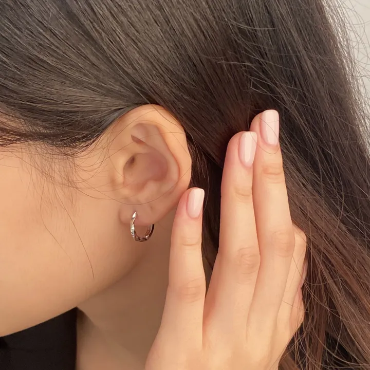 🔥1+1/당일출고🔥꼬임큐빅 원터치 귀걸이 링 진주 투명 드롭 리본 써지컬 귀걸이 귓바퀴 피어싱 세트 여름 Y2K 빈티지 하객룩 이어커프 안경 발레코어룩 ER-007 상세 이미지 10