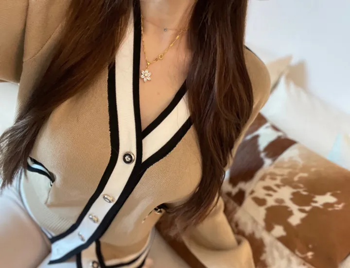 브이넥 배색 견장 골드버튼 가디건 3color 상세 이미지 5