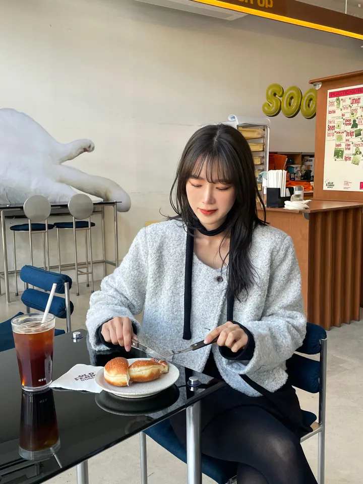 [2-3주소요/주문폭주]잇츠 라운드넥 크롭 부클 울 자켓 - 2 color 상세 이미지 4