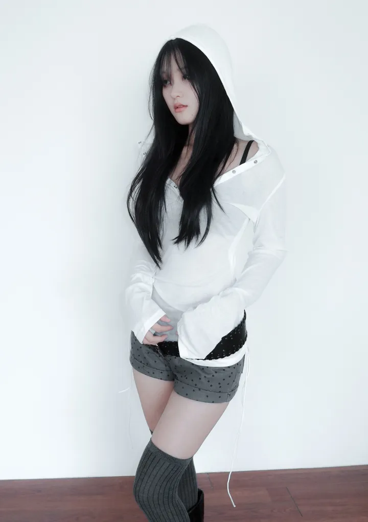 긴팔 티셔츠 모델 착용 이미지-S1L6