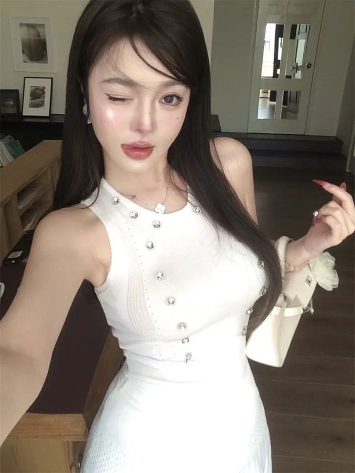 [고퀄리티 청순 단아 하객룩] 큐빅 비즈 민소매 니트 나시 + A라인 플리츠 스커트 투피스 셋업 세트 (2color) 화이트 블랙 상세 이미지 10