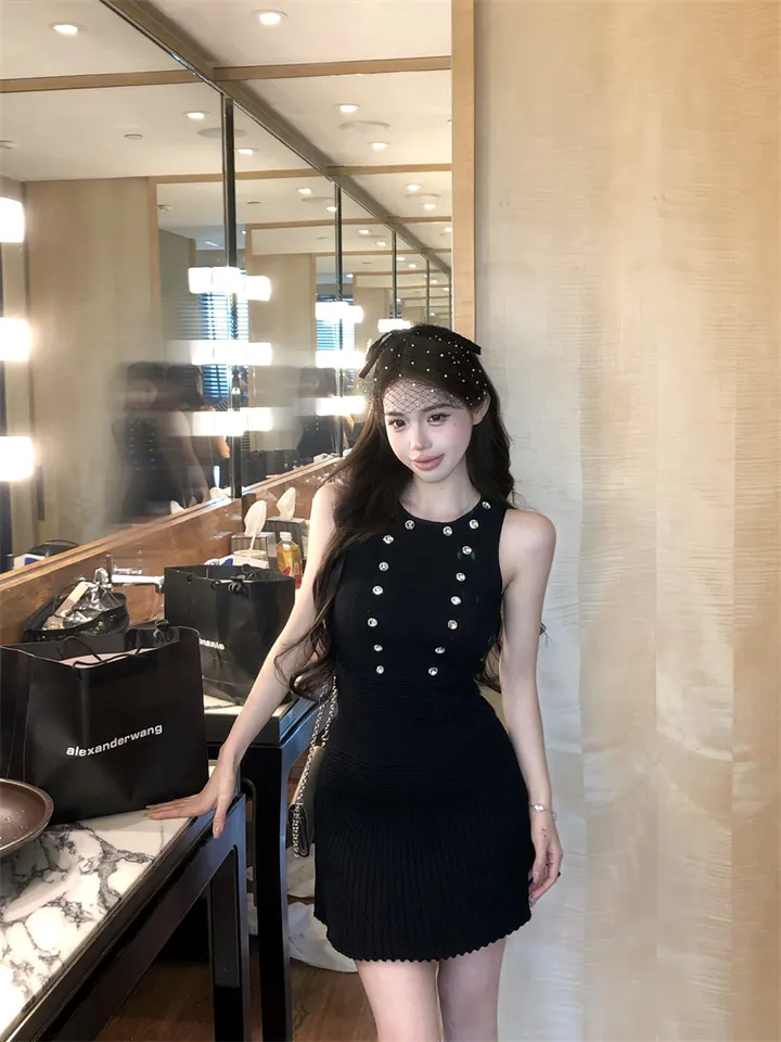 [고퀄리티 청순 단아 하객룩] 큐빅 비즈 민소매 니트 나시 + A라인 플리츠 스커트 투피스 셋업 세트 (2color) 화이트 블랙 상세 이미지 71