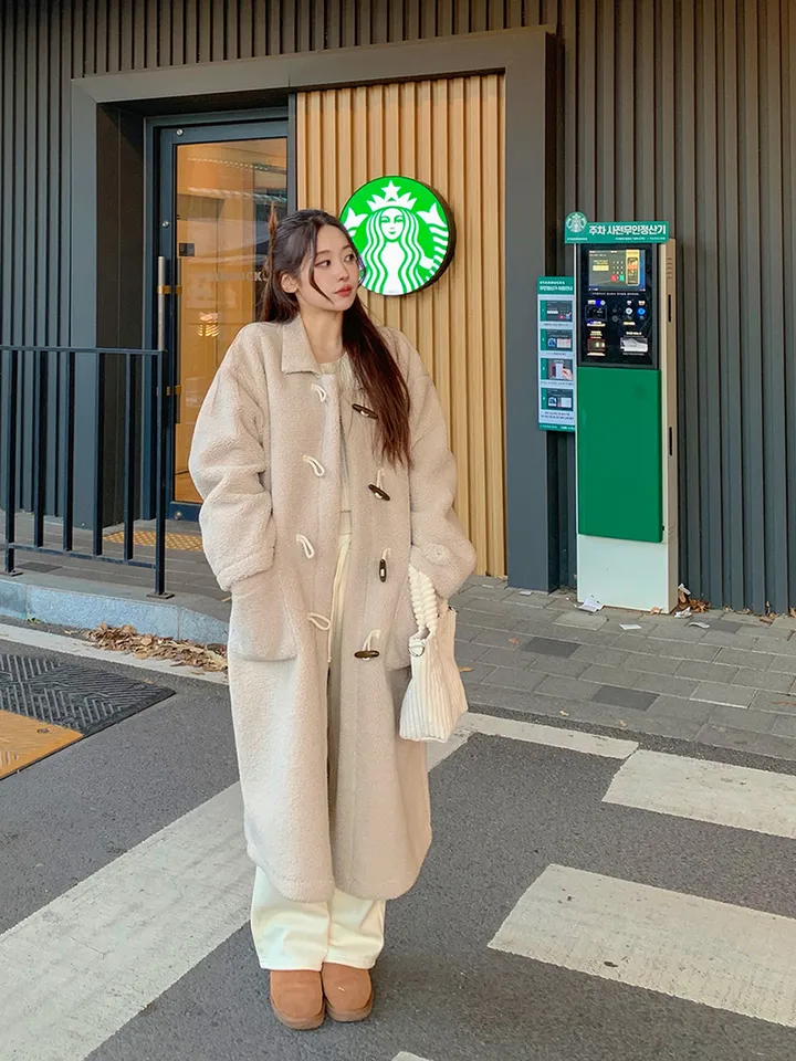 [완전강츄!!🧸한겨울까지쭉] 양털 뽀글이 롱 떡볶이 코트 더플 카라 오버핏 후리스 스웨이드 안감 부클 털 자켓 겨울 아우터 데일리 꾸안꾸 2COL 상세 이미지 4