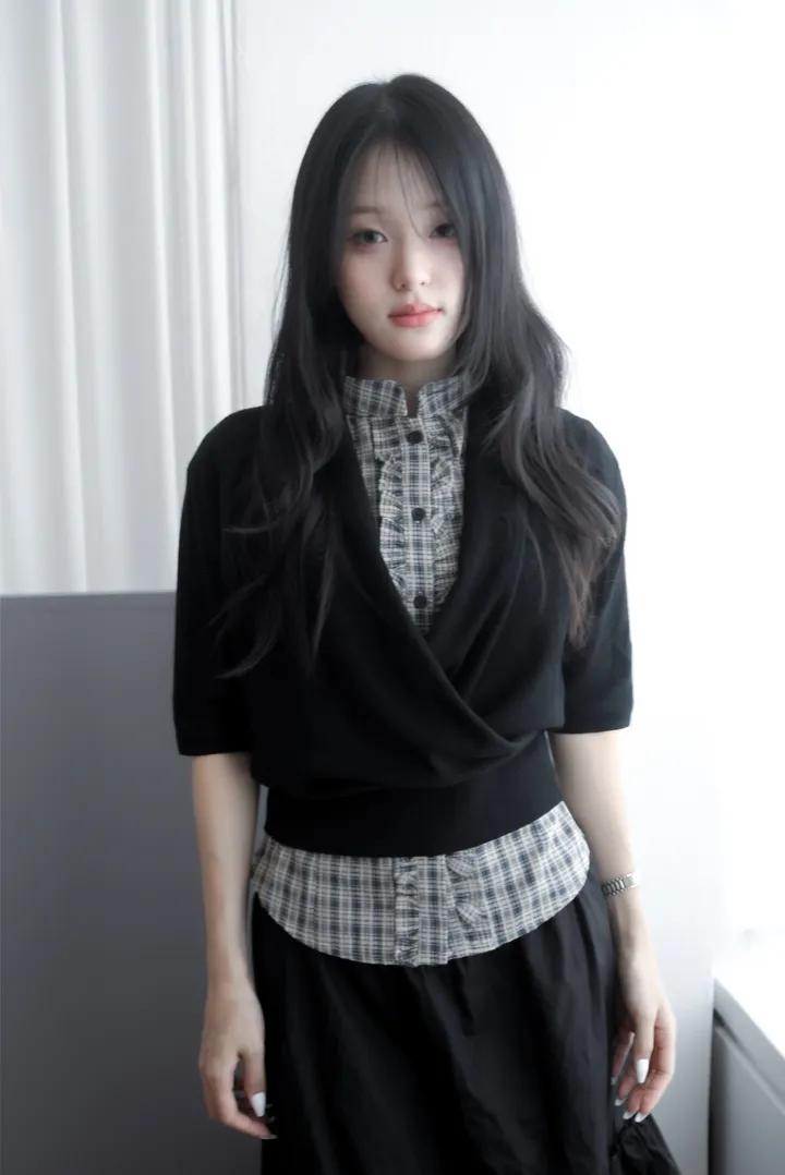 블라우스 모델 착용 이미지-S1L5