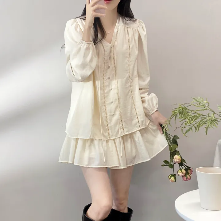 *최저가*[세트가격/분위기여신💗] 쏘내추럴 청순 콩단추 브이넥 펀칭 끈 블라우스 밴딩 A라인 캉캉 미니 스커트 투피스 / 간절기 봄 데이트 셋업 상세 이미지 5