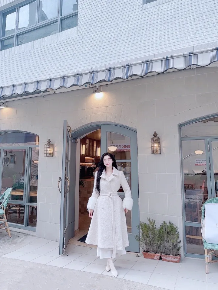 [빠른배송💗/신상기획할인💗] 아르떼미떼 아이보리 폭스 소매 페이크 퍼 벨트 플레어 롱 울 코트 (high quality - 아이보리 , 핑크 국내제작 고퀄리티 안감 누빔 겨울 한겨울 방한 아우터 연말룩 원피스 연말 파티룩 페이크퍼 에코퍼 드뮤어룩 드뮤어) 상세 이미지 18