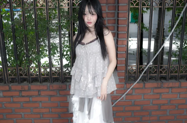 민소매 모델 착용 이미지-S1L15