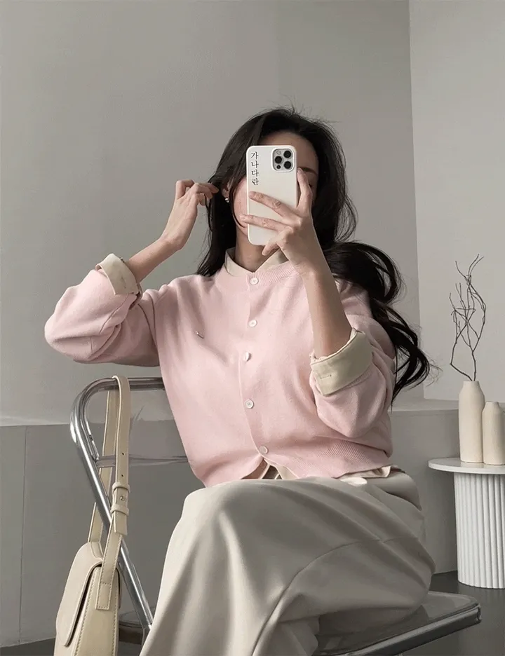 [핏예쁜기본템💕/전직원소장템] 가나다란 로지 라운드넥 로고 팬던트 데일리 니트 가디건 4color 상세 이미지 2