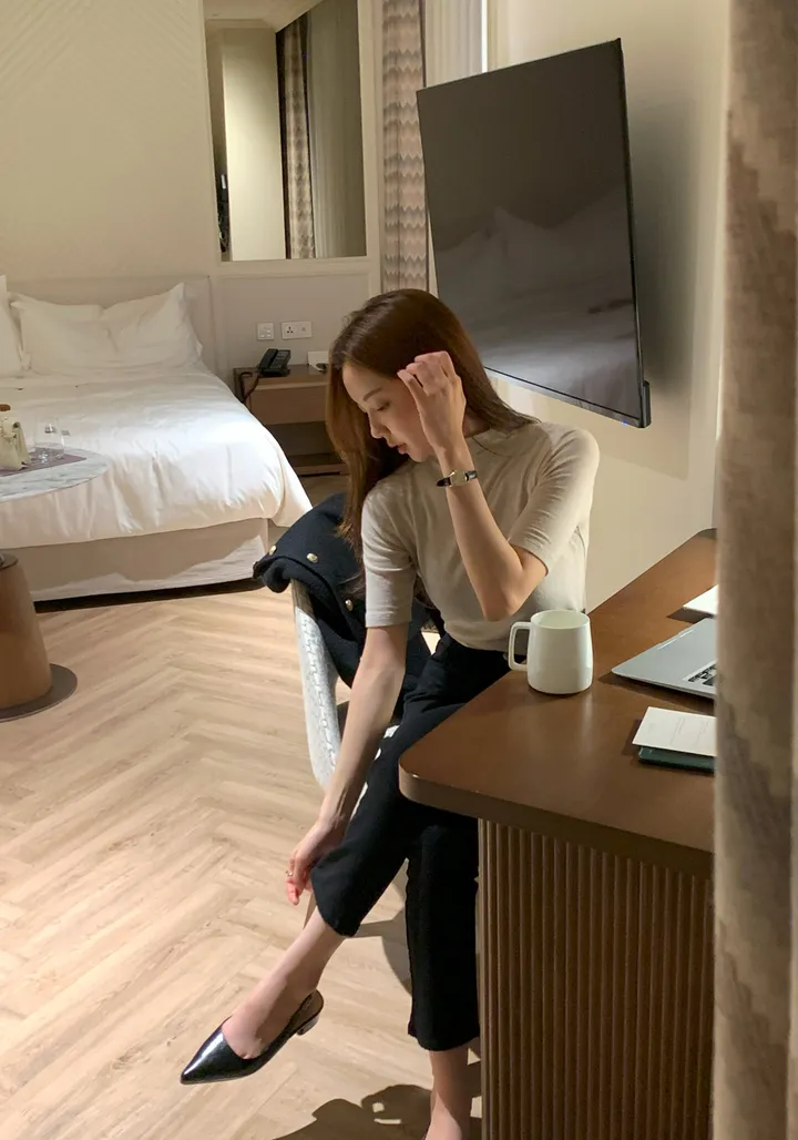 시오 라운드 가죽 손목시계 / 2color 상세 이미지 3