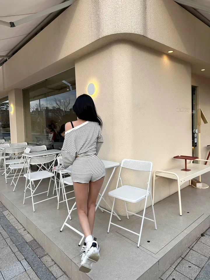 꾸안꾸룩💗스트라이프 단가라 원숄더 입술넥 맨투맨 티셔츠+로우 밴딩 숏팬츠 트레이닝 투피스세트 상세 이미지 6