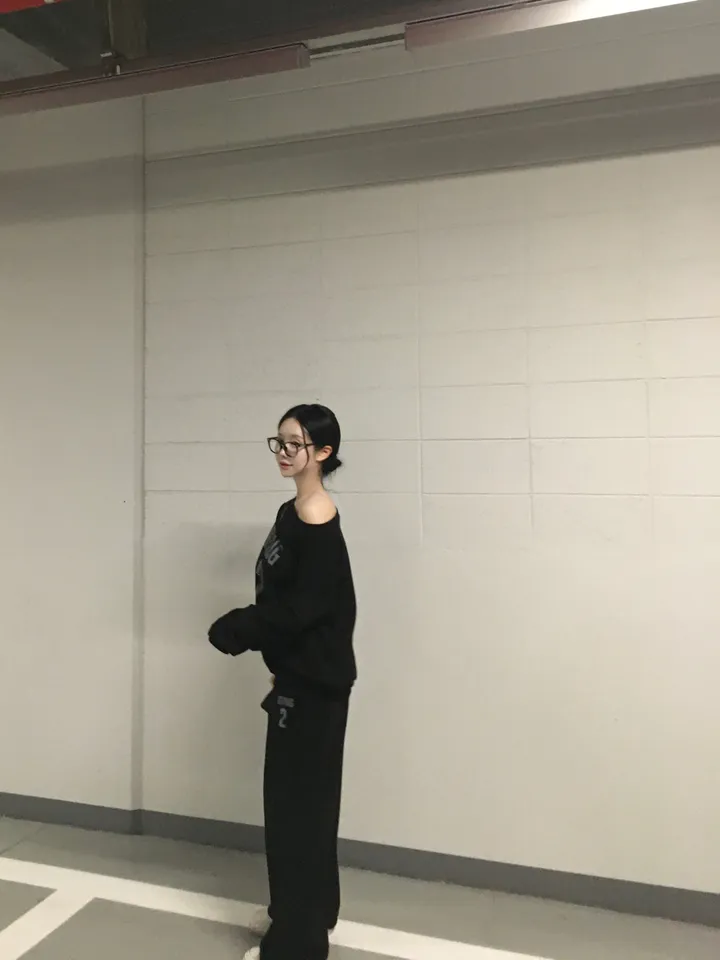 [부해보임X/마실룩set] 리빙 원오프숄더 맨투맨 와이드 팬츠 쭈리 세트 투피스 2col 오프숄더 상세 이미지 4