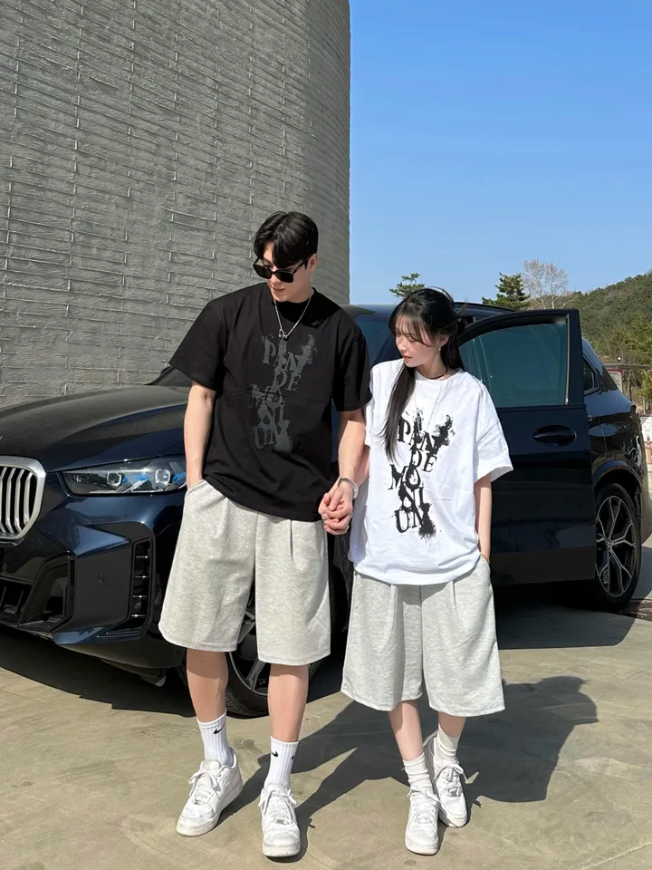힙무드ᰔ세트가능 남녀공용 스트릿 오버핏 반팔 여름 커플룩 커플티 레터링 루즈핏 반팔 티셔츠 핀턱 버뮤다 팬츠 밴딩 반바지 꾸안꾸 트레이닝 세트 커플 시밀러룩 코디 빅사이즈 펜데모 상세 이미지 5