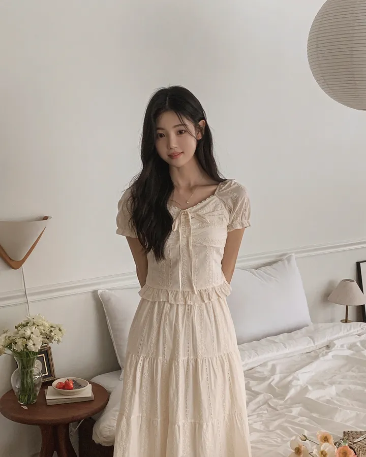 [휴양룩☘️/블라우스+스커트SET🤍] 노키 레이스 펀칭 플라워자수 리본 셔링 스모크 퍼프소매 밴딩 티어드 블라우스+롱스커트 투피스 SET 상세 이미지 44