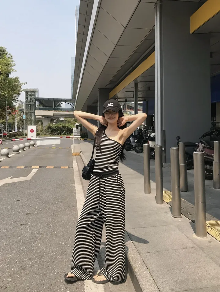 [봄신상💗/휘뚜루템]카르마 원숄더 스트라이프 민소매 나시 + 배색 팬츠 2pc 코디세트 상세 이미지 26