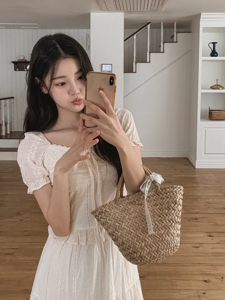 [휴양룩☘️/블라우스+스커트SET🤍] 노키 레이스 펀칭 플라워자수 리본 셔링 스모크 퍼프소매 밴딩 티어드 블라우스+롱스커트 투피스 SET 상세 이미지 59
