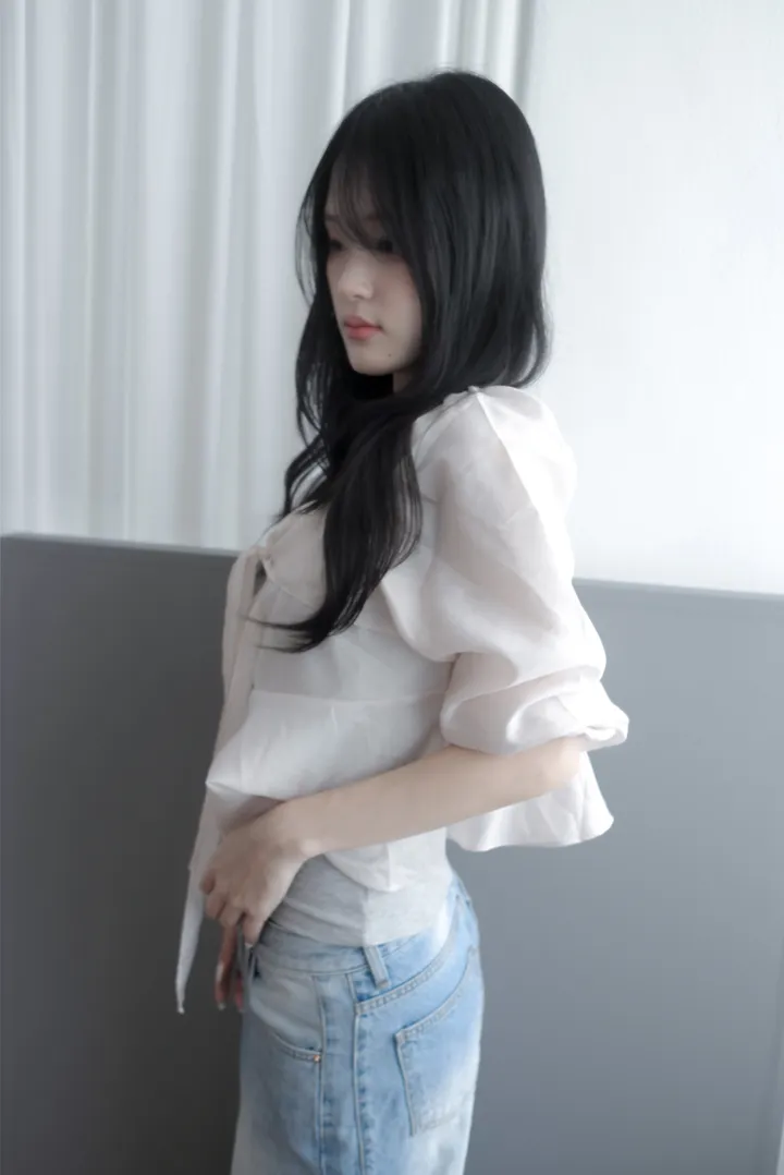 블라우스 모델 착용 이미지-S1L8