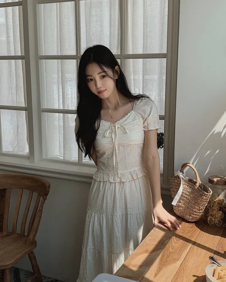 [휴양룩☘️/블라우스+스커트SET🤍] 노키 레이스 펀칭 플라워자수 리본 셔링 스모크 퍼프소매 밴딩 티어드 블라우스+롱스커트 투피스 SET 상세 이미지 48